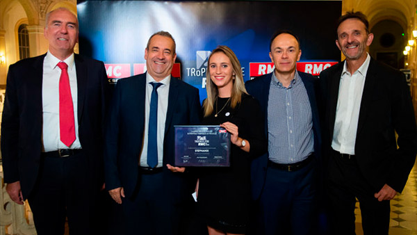 Trophée PME RMC l'équipe autour du trophée